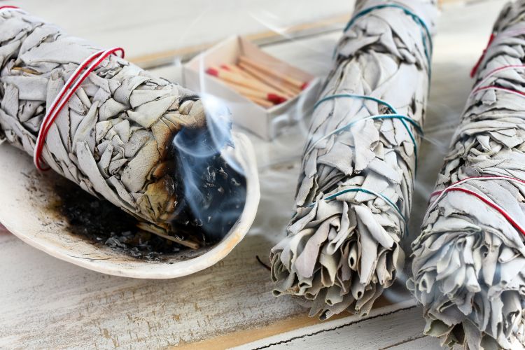 Top few benefits of burning white sage incense sticks